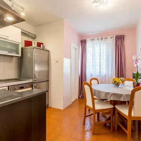 Lalu Apartment *